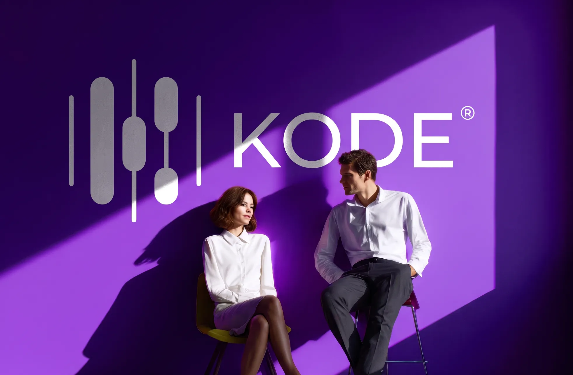 Frau und Mann sitzend im Lichtstrahl vor der violetten KODE® Wand